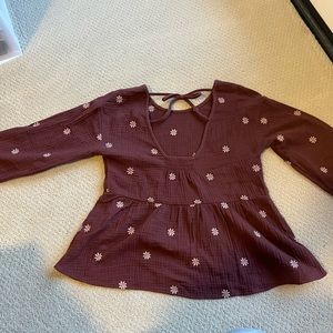 Maroon 3 1/4 length sleeve blouse w peplum waist. Cotton material. Size M.